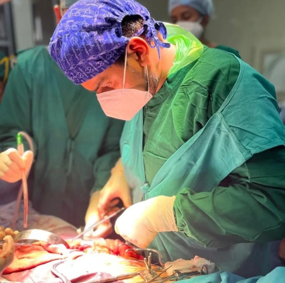 Dr. Ojas Potdar, Uroroligt, in the operating room